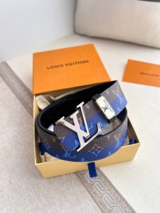 品名： Lv..路易..威登腰带皮带原单P180 型号：挂扣，经典纯钢材质挂扣，头层牛皮，图片实物拍摄 材料：头层牛皮，挂扣系列，纯钢材质扣头，钯镀电镀工艺永不