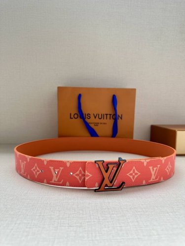特 Lv Initiales 4.0宽双面腰带是 年春夏男装系列的配饰。Taga 皮革触感柔软，与另一面的Monogram 帆布碰撞色彩。同色 Lv 字母以抛光