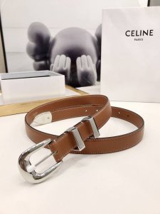 赛琳Celine腰带采用珍贵奢华皮革精制而成。 所选材质均为天然皮革，且各不相同；任何偶然出现的色调差异、斑点或是纹理均为皮革的天然特征，不应被视为瑕疵。2.5