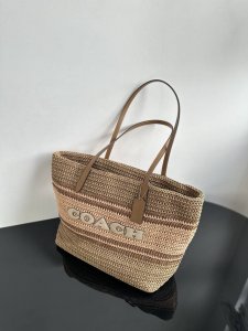 Cbg87 环保编织托特包，太适合夏季了，编织非常细 绝没有膈手膈身的缺点，机织一体成型多色拼接，大托特大容量，出行必备，搭配夏季裙子，出行拍照都非常抢眼呢 会