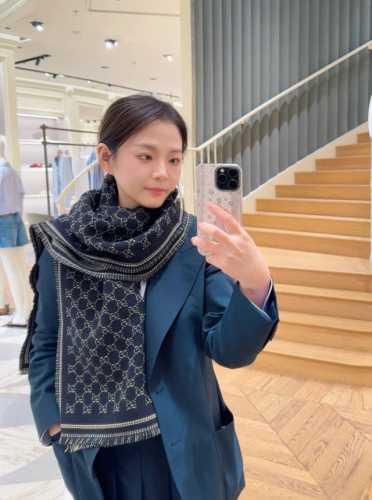 风格字母 *47Cm. %羊毛 饰以经典的 Gg 图案，该图案灵感源自最初的 Gucci 钻石菱格纹设计。双 G 字母交织图案于上世纪 70 年代首次亮相，至今