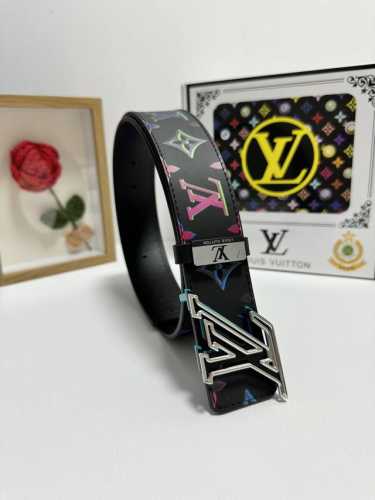 品名：Lv..路易..威登 材质：原单牛皮腰带 百分百头层牛皮腰带保证真皮，24K纯钢扣，专柜原单品质、做工精细，时尚大牌，送人自用首选 包装： 请认准如图专柜