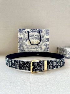 Dior 这款腰带采用黑色超迷你 Oblique 印花面料精心制作，搭配金属覆层黄铜腰带扣，彰显优雅时尚的风范。腰带长度可调节，可与各式 35 毫米腰带扣随心搭