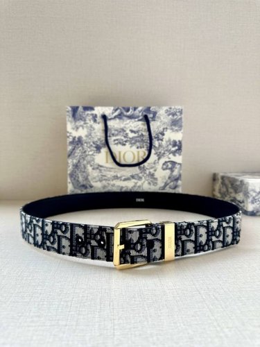 Dior 这款腰带采用黑色超迷你 Oblique 印花面料精心制作，搭配金属覆层黄铜腰带扣，彰显优雅时尚的风范。腰带长度可调节，可与各式 35 毫米腰带扣随心搭
