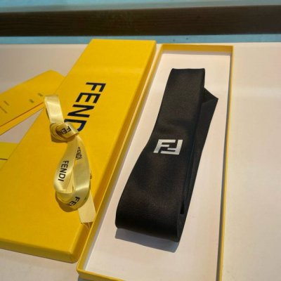 配包装 新 男士芬迪爆款领带，稀有展现精湛手工与时尚优雅的理想选择，这款采用F家最具标志性的Ff字母制成的丝质领带，以同色调手法演绎的更显雅致风范。让男士可以充