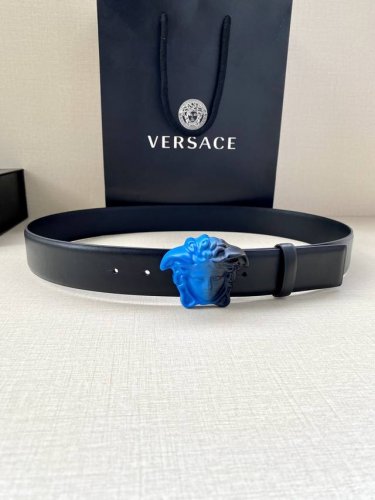 宽度4.0cm 范思哲 此款平纹皮底 腰带饰有标志性的Versace美杜莎头像扣，彰显品牌格调。是一款精美的衣橱必备单品。