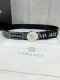 宽度4.0Cm Versace 范思哲 此款Palazzo腰带采用牛皮革面料制作，并饰有Le Pop Classique图案印花和标志性的美杜莎五金真空电镀配件