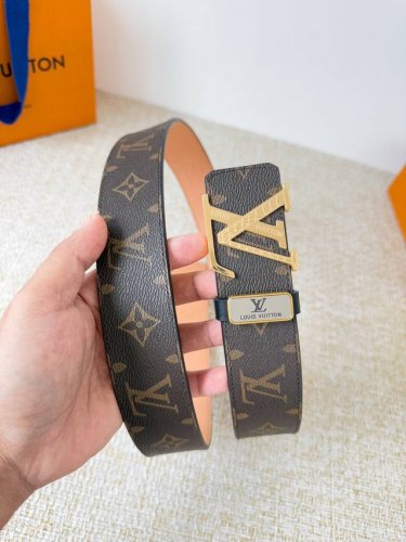 品名： Lv..路易..威登腰带皮带原单 型号：挂扣，经典纯钢材质挂扣，头层牛皮，图片实物拍摄 材料：头层牛皮，挂扣系列，纯钢材质扣头，钯镀电镀工艺永不掉色。原