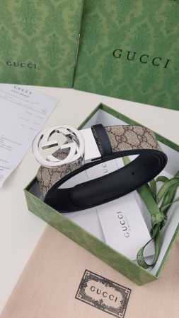Gucci双面腰带，一侧为Gg Supreme高级人造帆布，反面一侧为单色皮革。配以Interlocking G带扣。3.7Cm宽 - 点击图像关闭