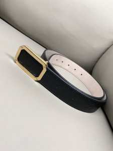 Gg 古驰 3.5宽度 进口牛皮热压花 精致五金 高端品质定制 新季来临 典藏设计中的标志性元素于 早秋系列焕发新意。这款腰带选用镂空设计增添几分个性