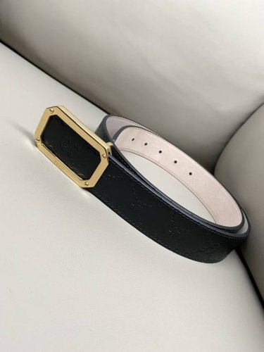 Gg 古驰 3.5宽度 进口牛皮热压花 精致五金 高端品质定制 新季来临 典藏设计中的标志性元素于 早秋系列焕发新意。这款腰带选用镂空设计增添几分个性