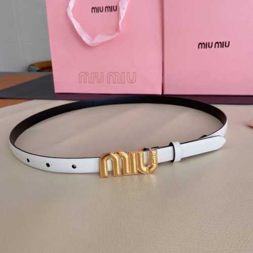 特 Miumiu新款同步，1.5Cm宽度City Calf小牛皮材质纯铜金属搭扣，饰有大号金属刻字徽标赋予此款极简主义风格的皮革腰带明丽气息。皮革腰带环设计提升