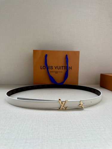 本款2.0宽 Pretty Lv 双面腰带凝聚路易威登的奇巧匠艺。由 Monogram 花卉取下的部分点缀末端，与 Lv 字母搭扣共同闪烁金属光泽，细腻皮革和