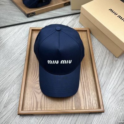 特价 Miumiu 新款鸭舌帽 配防尘袋 细节决定品质 材质 纯棉 透气性好 春天挡风 夏天防晒必备单品 颜色大气 款式新颖别致好搭配衣服 实用性强 高端品质