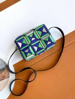 原单跑量 Issey Miyake Bao Bao 尺寸：17.5X11.5X6Cm 年前最后一波新款三宅一生12月限定闪耀登场，特别废工的一款，经典丘比特造型