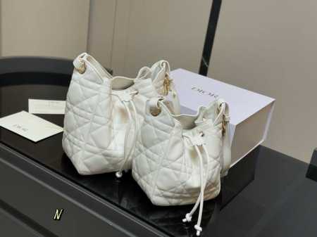 配折叠盒 Size：17.5*20Cm 小 23*24Cm 大 迪奥 新款桶包D-Motion 喜欢水桶包的仙女们看过来~ 软糯感的包包，很松弛休闲 - 点击图像关闭