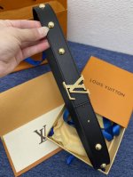 品牌 Lv 3.0Cm 描述 这款饰有lv带扣的腰带配以水牛皮衬里，覆以monogram 牛皮。展现细腻的品牌特质，是牛仔裤的理想配件 Lv字母带扣 Monog