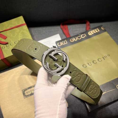 特 古奇 宽4.0Cm 新款 典藏细节与现代元素为gucci新推系列增添吸睛亮点。巧妙融入经典字母交织造型配件，以此致敬品牌创始人guccio Gucci先生。