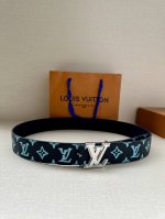 特 Lv新款出货，原版品质，带身4.0Cm宽。采用特色印花图案面料，荔枝纹头层牛皮底制作。搭配精品lv钢挂扣。商务休闲精品搭配新款。