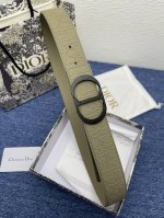 迪、奥新款 35 毫米双面腰带结合典雅气质与摩登风范。 一面采用黑色 Dior Gravity 印花效果皮革，以牛皮革融合压花工艺，演绎经典的 Oblique