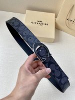 宽度3.8Cm Coach 这款双面腰带一面为经典标志帆布材质，另一面为精制皮革材质，配有标志性扣件，将两种外形合二为一。通过简单的说明，可用剪刀剪裁至完美合身