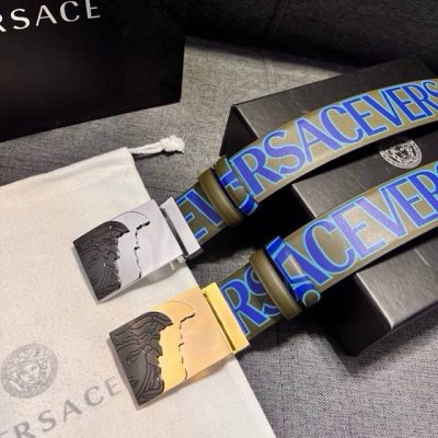 特 P250 Versace 范思哲 双面腰带，采用小牛皮制成，金色搭扣饰有品牌标志性的美杜莎头像。饰有绿色的 Versace Allover 印花。4.0Cm