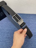 prada 普拉达 专柜同款 男士休闲双面用腰带 宽3.4Cm 采用光滑双面头层小牛皮 采用简约外形设计 其上以prada徽标装饰 勾勒精致细节 是prada男