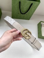 特 宽度4.0 Cm Gg Marmont系列每一季都会推陈出新，为灵感源于70年代的标志性原版Gg6.0Cm钢扣配件注入现代精髓。这款头层牛皮腰带 给你带来更