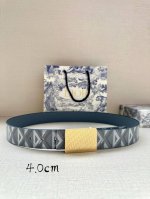 宽度4.0Cm Dior 这款 40 毫米双面腰带结合典雅气质与摩登风范。双面设计，一面采用灰色cd Diamond 图案帆布 ，另一面采用同色调光滑牛皮革。C