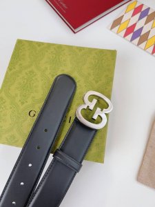 经典元素继续以各种新颖别致的方式呈现在Gucci各系列中。品牌字母交织造型配件亮眼呈现于Gg Marmont系列之上，与富有辨识度的腰带扣交相辉映，令整个设计魅