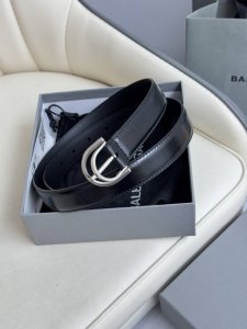 巴黎世家 Balenciaga 宽度2.5Cm 是法国的奢侈品牌，作为时尚界最具影响力品牌之一的地位。设计师源于：都市时尚潮流独特的设计风格，采用进口小牛皮制作