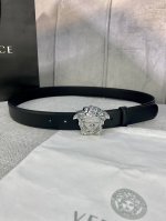 特 宽度3.0Cm Versace此款柔软的皮带配有立体美杜莎腰带搭扣，拥有3D立体饰面，与连衣裙、正装或休闲丹宁单品搭配相得益彰。