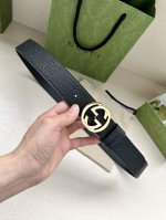 特 Gucci 宽度4.0Cm每一季，品牌典藏设计中的标志性元素都会吐故纳新，为经典注入新意。Guccio Gucci字母交织图案巧妙融入纹理和材质，以印花压纹