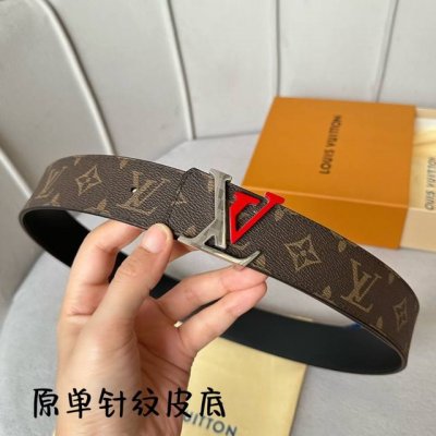 特 寬：40Mm 驢家新品 寬度40Mm 驢家Ss23早春新品腰帶系列 意大利原廠皮料 扣頭採用雙拼視覺效果工藝 全方位精打細磨 精密度厚金電鍍 雙面用