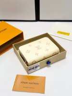 颜色 米黄尺寸 11X9Monogram Unplant皮革更新的“Portefeuille Claire”。纹理美丽的牛皮皮革上，用双色装饰的Monogram