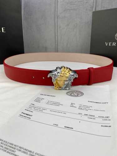 宽度4.0Cm Versace 范思哲 此款柔软的皮带饰有金、银双色3D美杜莎腰带扣，可搭配正装或休闲牛仔装。