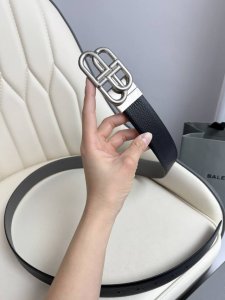 巴黎世家 Balenciaga 宽度3.5Cm 是法国的奢侈品牌，作为时尚界最具影响力品牌之一的地位。设计师源于：都市时尚潮流独特的设计风格，采用进口小牛皮制作
