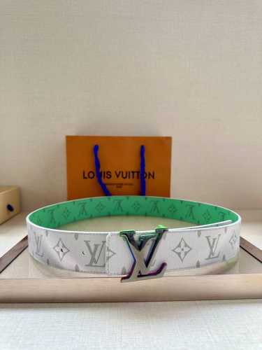 特 本款 4.0宽 Lv Initials 双面腰带展现经典Monogram 帆布的缤纷演绎，以 Lv 字母搭扣彰显瞩目风范，可为经典或休闲造型注入摩登新意