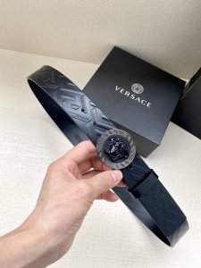 特 宽度3.8Cm Versace此款腰带采用柔软的greca压花皮革于意大利制成，饰有medusa搭扣。 Medusa搭扣 Greca压花 面料：100%牛皮