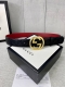 带宽4.0Cm Gucci 互扣式双G腰带，采用热压印技术的Gucci Signature皮革精制而成，巧妙搭配枣红色头层牛皮 触感厚实，印花图案清晰分明。五金