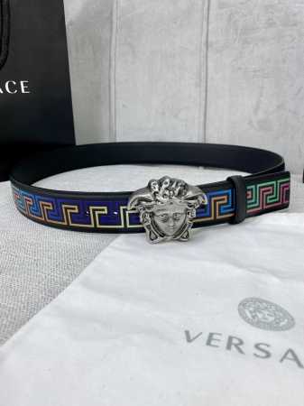 宽度4.0Cm Versace 范思哲 此款软皮腰带饰有个性3D美杜莎腰带扣，设计大胆而又百搭。双面可用，一面为单色，一面饰有新款palazzo Greca N - 点击图像关闭