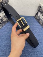 腰带P 35 毫米海军蓝色粒面牛皮革 编号: 4333Rutam_H56E。 这款腰带采用海军蓝色粒面牛皮革精心制作，饰以复古银色饰面黄铜针扣，彰显优雅时尚风范