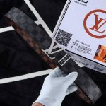 品名：Lv..路易..威登双面用 型号：认准如图专柜包装，赠送打孔器材料：百分百头层牛皮，24K纯钢扣双面花纹，双面可用，保证真皮。专柜同等质量， 送人自用首选