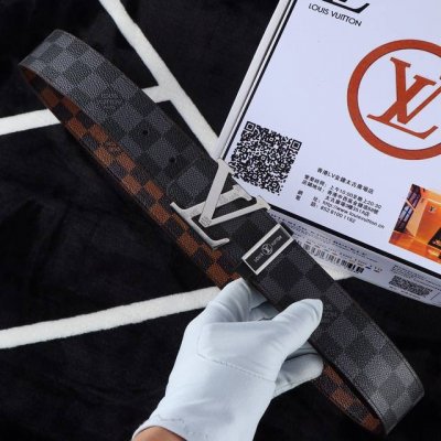 品名：Lv..路易..威登双面用 型号：认准如图专柜包装，赠送打孔器材料：百分百头层牛皮，24K纯钢扣双面花纹，双面可用，保证真皮。专柜同等质量， 送人自用首选