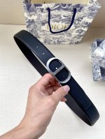 特 宽度3.5Cm Dior这款腰带扣采用“Cd”标志造型，以金属覆层黄铜精心打造。可与各式35毫米腰带搭配，提升格调，打造优雅精致的造型。 牛皮革双面腰带融合