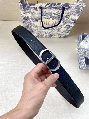 特 宽度3.5Cm Dior这款腰带扣采用“Cd”标志造型，以金属覆层黄铜精心打造。可与各式35毫米腰带搭配，提升格调，打造优雅精致的造型。 牛皮革双面腰带融合