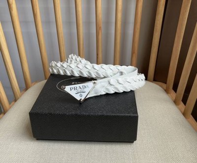 Prada 普拉达 专柜最新款 这款腰带融合休闲和精致的魅力 独特的编织图案别具巧思 搭配饰以涂珐琅三角形徽标的金属腰带扣 彰显prada独具特色的标志性元素