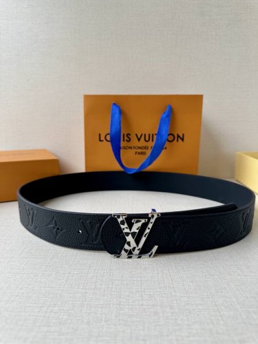 -本款 Damier Lv 40 毫米双面腰带做工精良，风格经典。深色牛皮革皮带与 Lv 字母搭扣优雅相称，与精心镂刻的 Damier 图案相得益彰。气质优雅，