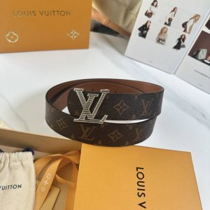 原版包裝1.0 L0Uis Vuitt0N 專櫃最新升級版本 寬度40毫米 精湛工藝定制帆布面料襯托進口小牛皮針紋底 半圓頭半圓尾設計 搭配全新精鋼字母搭扣 經