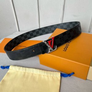 特 寬度：40mm Lv pyrmide Truck L OEiI雙面腰帶 進口面料飾有藍色標誌性圖案 襯托進口柔軟小牛皮底壓格紋 整體相呼應 全新搭扣 締造獨